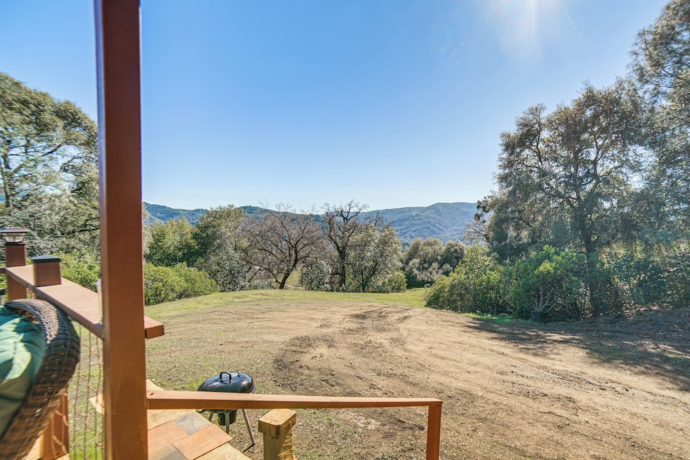 Hot Tub + Fire Pit: Secluded Dos Rios Escape!