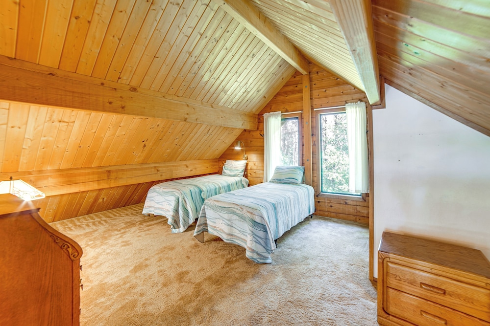 Hot Tub, 1 Mi to Beach: 12-acre Fort Bragg Cabin!