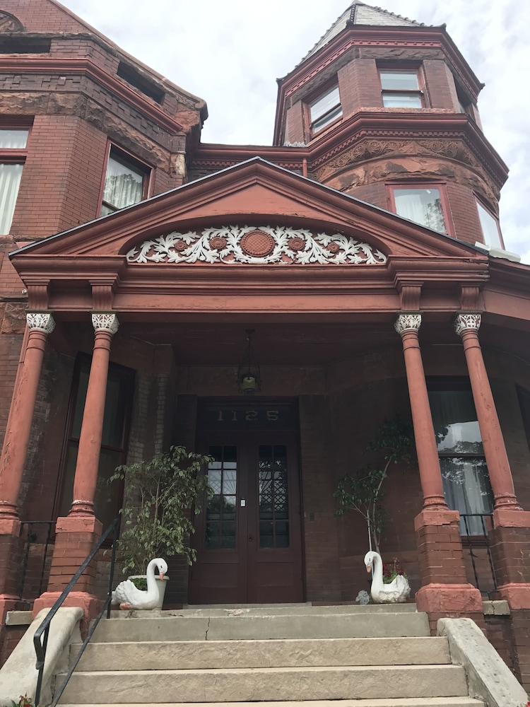 Vineyard Mansion & Carriage House Bed & Breakfast