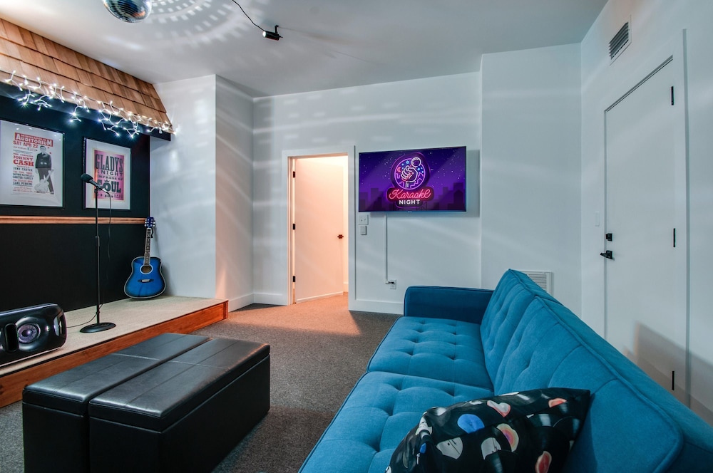 Rooftop DT City Views - Bluebird Karaoke - 14 Beds