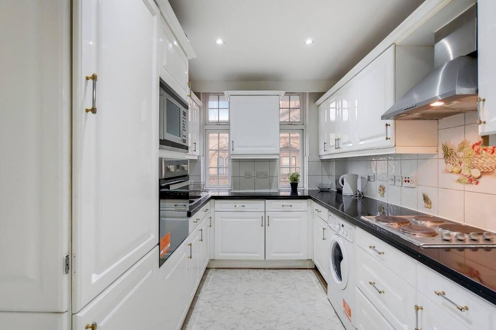 Amazing 3 Bedroom Apartment Opposite Harrods view 5