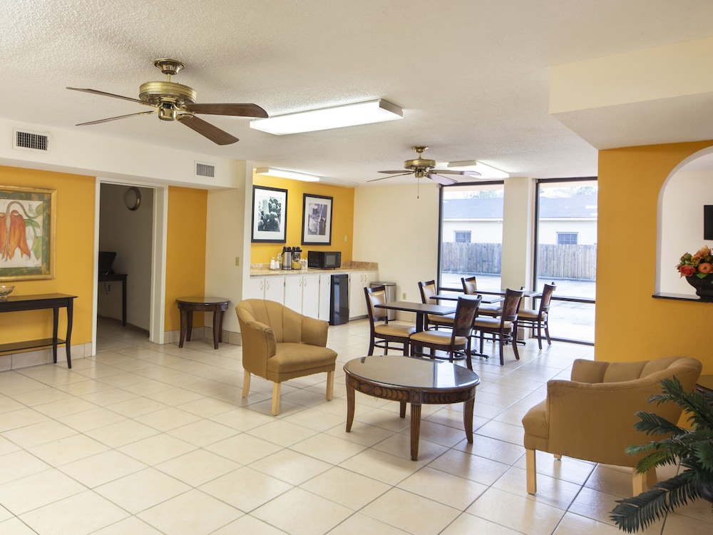Days Inn & Suites by Wyndham Brewton