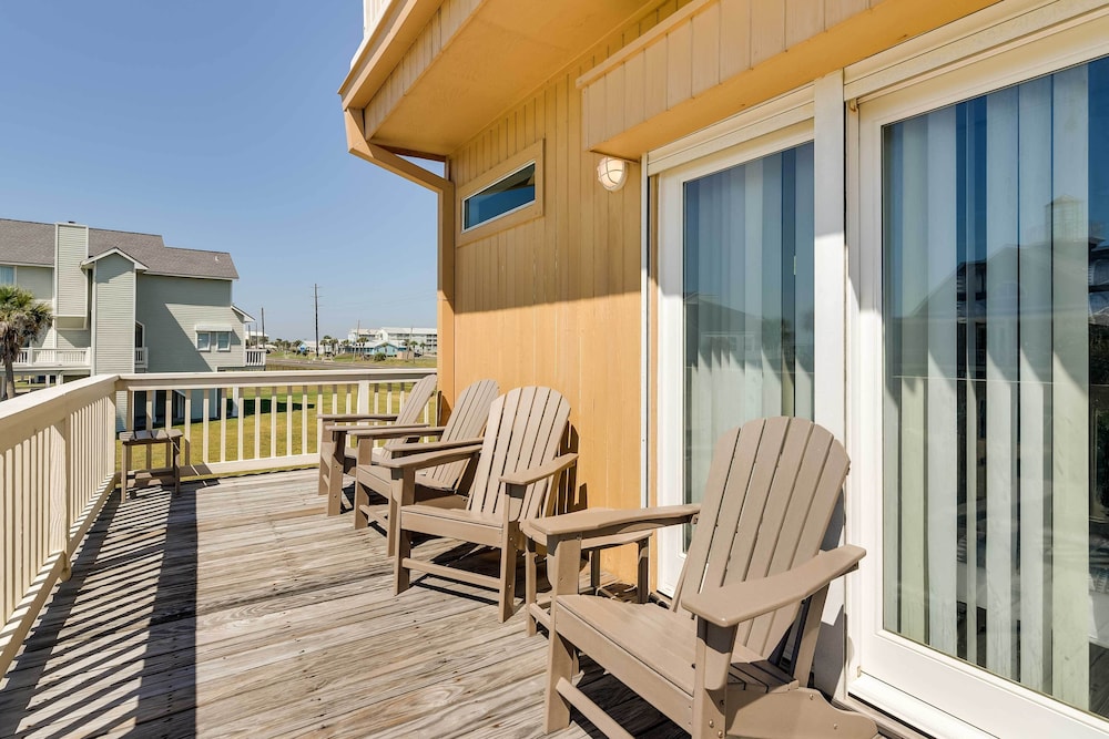 Pet-friendly Galveston Home w/ Wraparound Deck