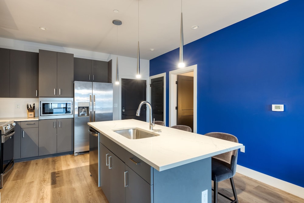 Wonderstruck Walkable Midtown Location at Odyssey Pool BBQ Fitness Room