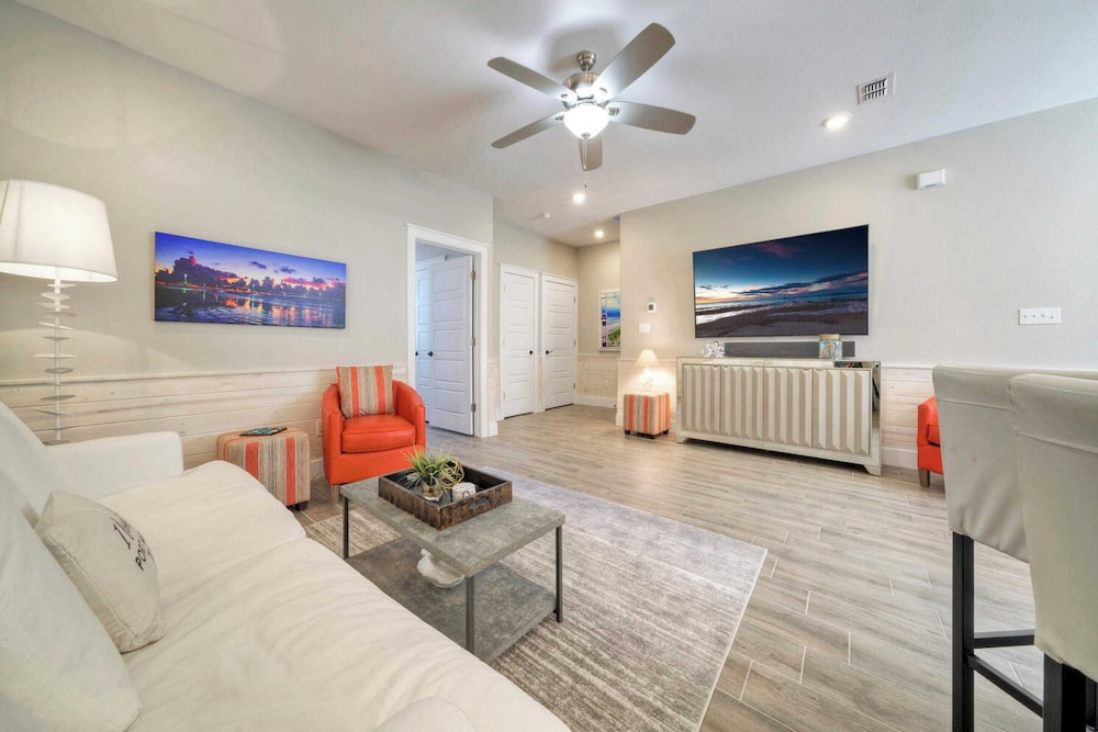 Sleeps 33! 4 Condos, Walk to the Beach, Resort-style Pool, Endless Summer Resort