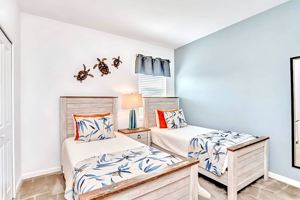 Upstay Lakefront Home w Pool Cinema, Games, BBQ