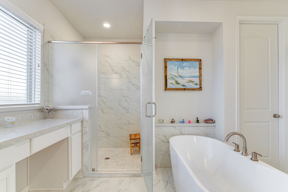 Games, Films & Outdoor Fun: Luxe Home in La Marque