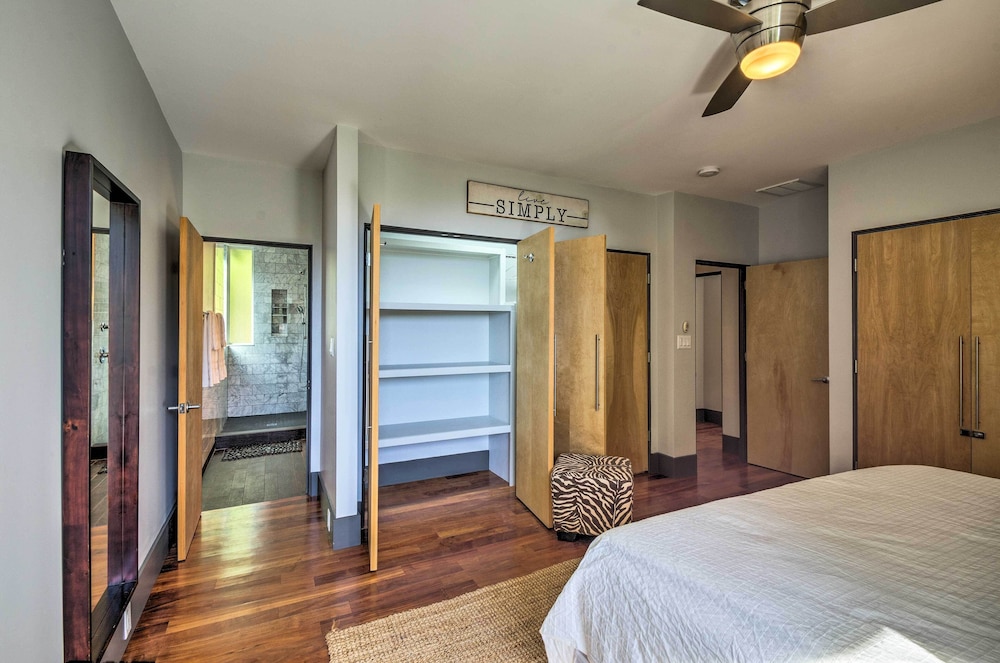 Luxury Lodge on 45 Acres: Patio, Deck & Views!