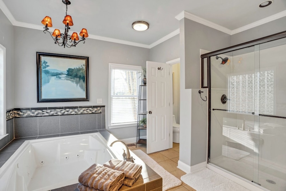 Luxury Lakefront 4br: Jacuzzi, Game Room & Wi-fi