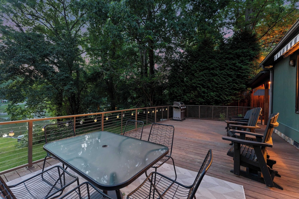 Shady Daze: Waterfront Home w/ Deck, Hot Tub & Lake Views