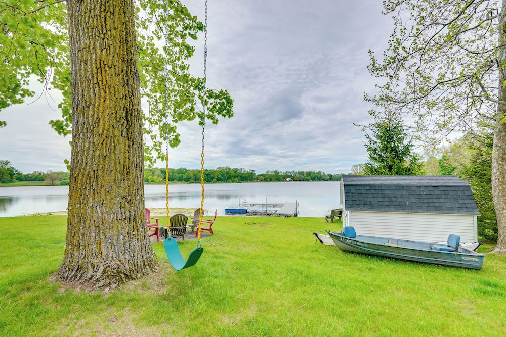 Lakefront Getaway w/ Fire Pit in Akron