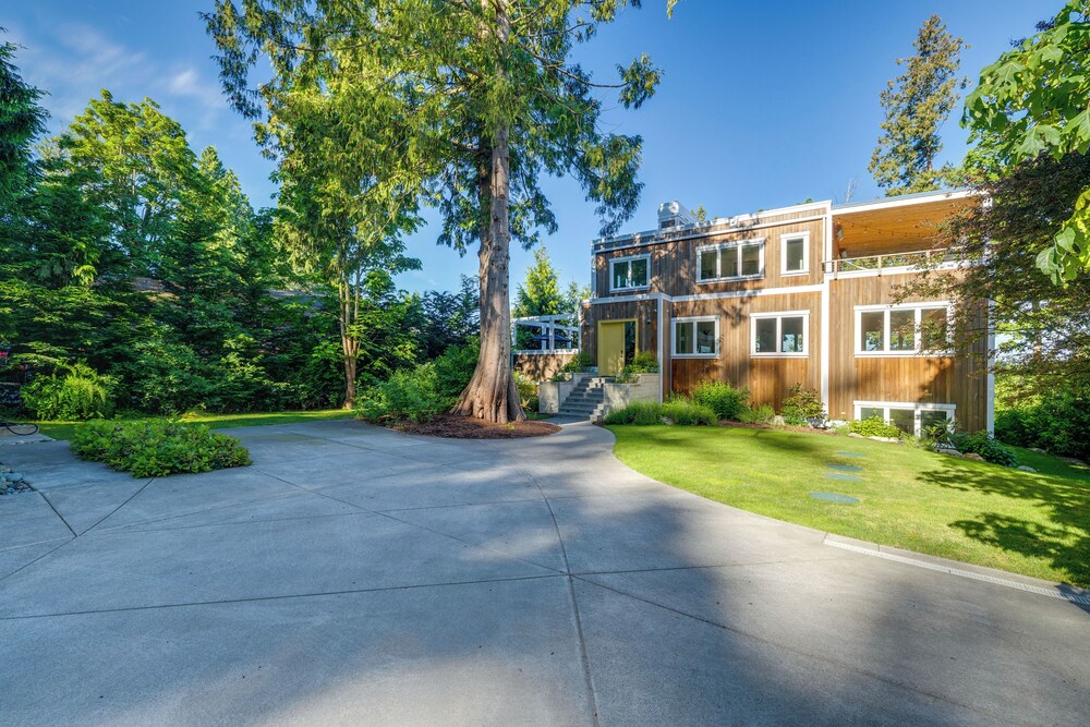 Stunning Semiahmoo Bay Views: Spacious PNW Home
