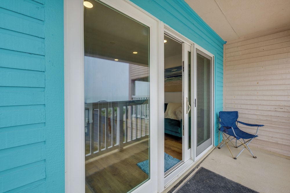 Steps to Beach: Corpus Christi Condo w/ Balcony