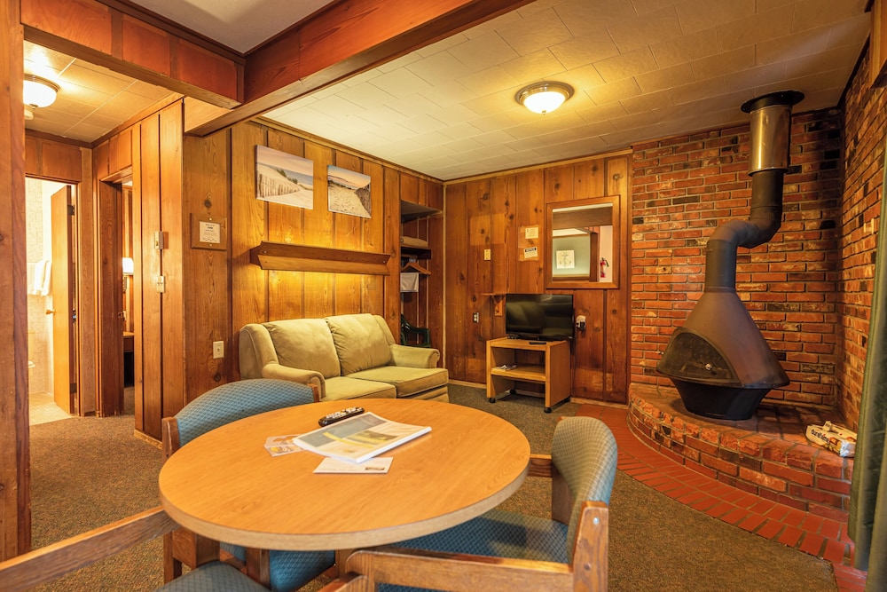 Sunset Oceanfront Lodging
