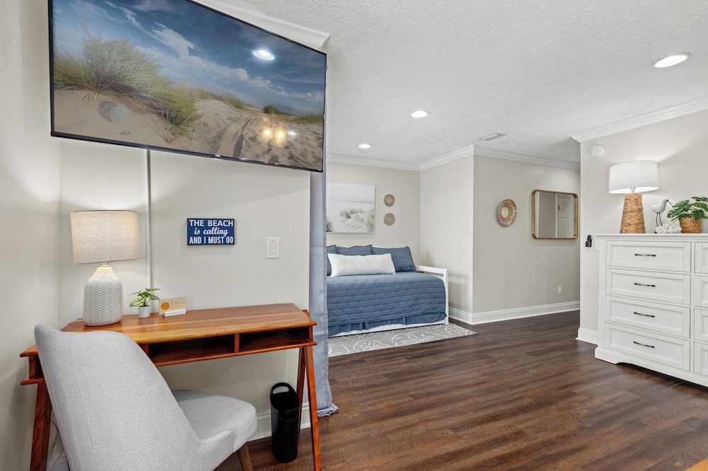 Escape to Sand Dollar Holler: Coastal Retreat, 3 Beds, 2.5 Baths, Sleeps 10!