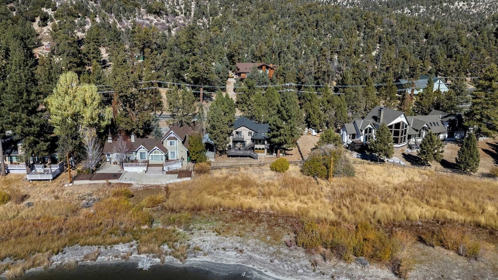 Viewtopia by Avantstay Lakefront Views + Hot Tub