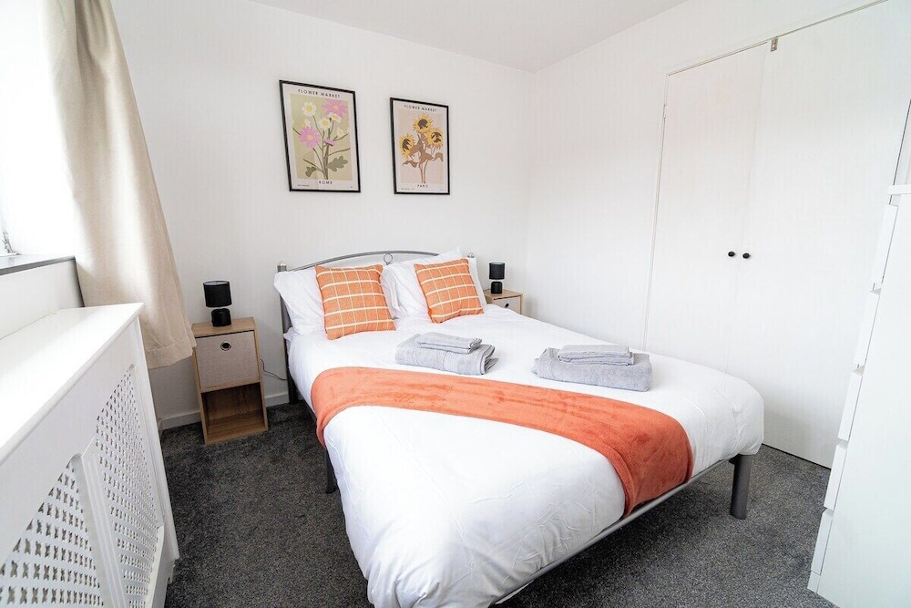 Comfortable 3-bed, 2-bath Basingstoke Stay