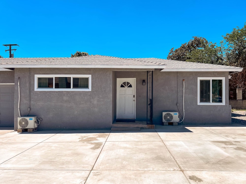 Cozy 2BR Home With Bright Interior Relaxing Patio