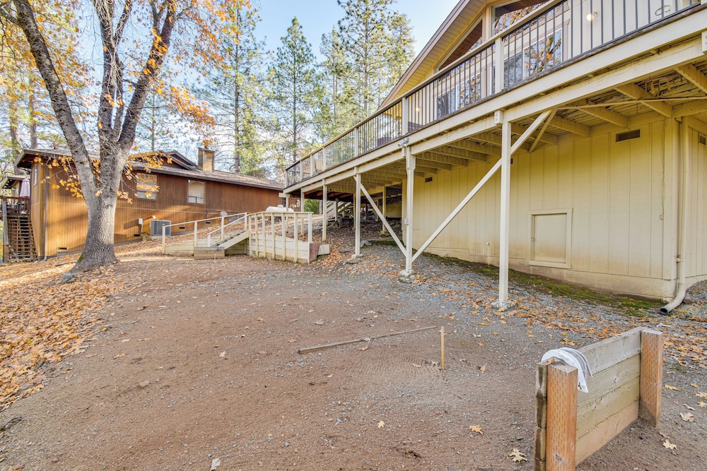 Deck + Fire Pit: Pine Mountain Lake Getaway!