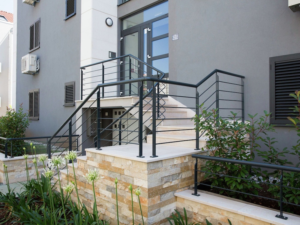 Topfloor Comfortable Luxury Apartment With Private Balcony,free Garage and Wi-fi