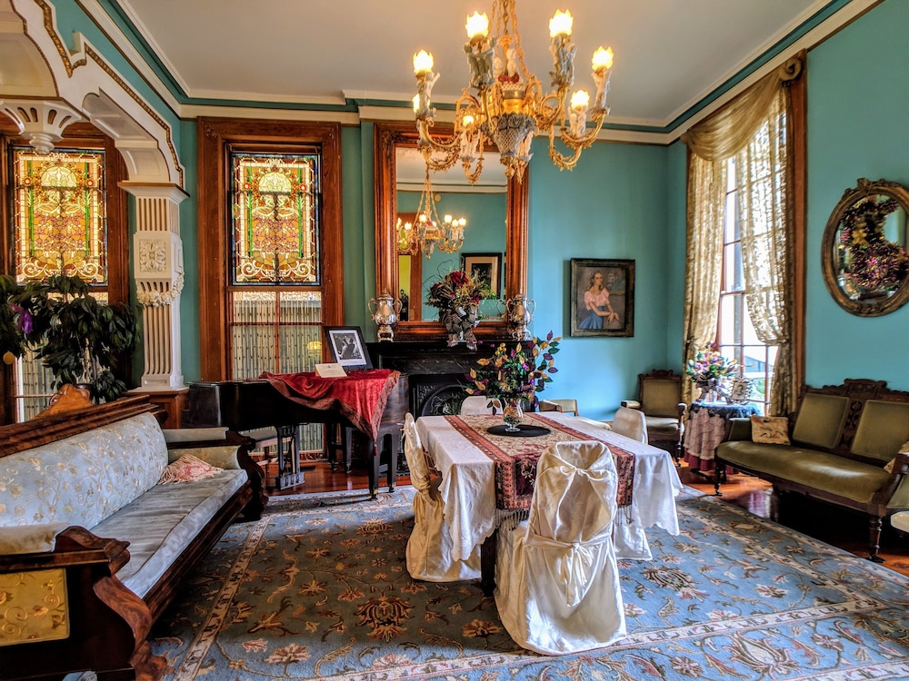 Parisian Courtyard Inn - Image 4