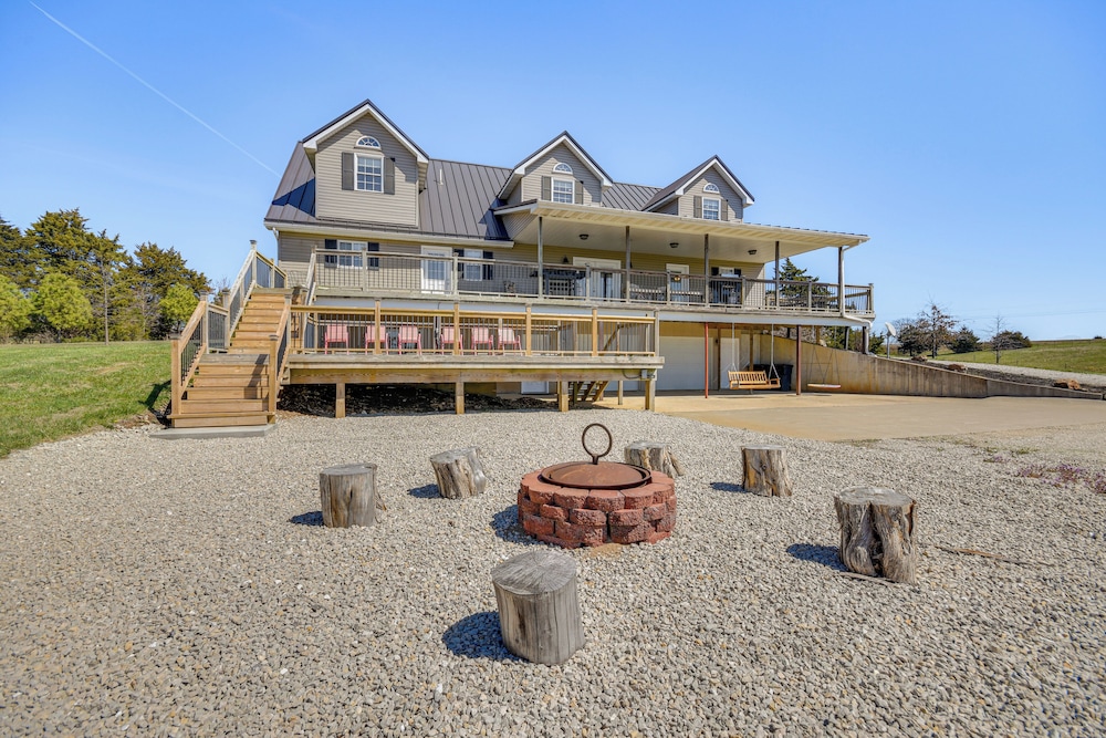 Pond Access & Fishing: 'cedar Lodge' in Versailles