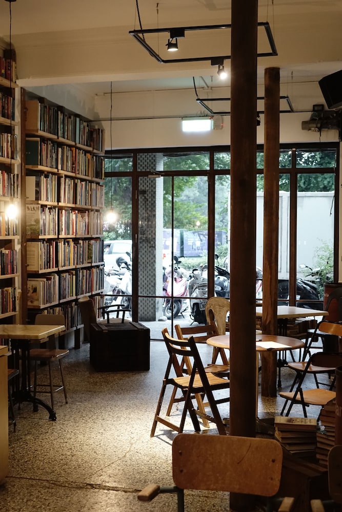 CaoJi Book inn Hostel
