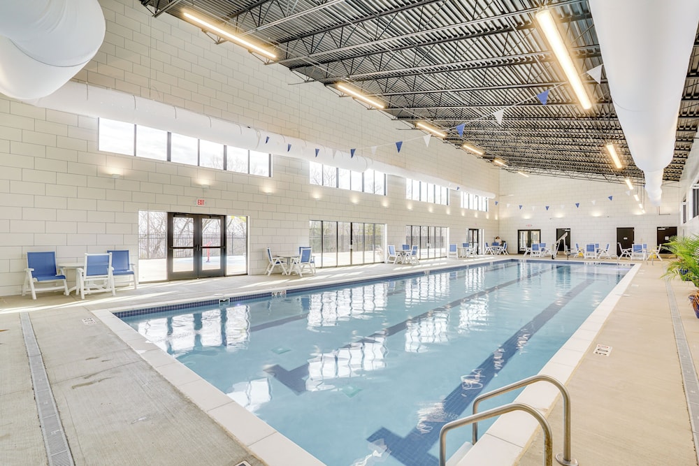 Waterfront Condo w/ Pool on Lake of the Ozarks