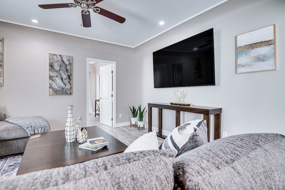 7 Mi to Downtown: East Los Angeles Apartment