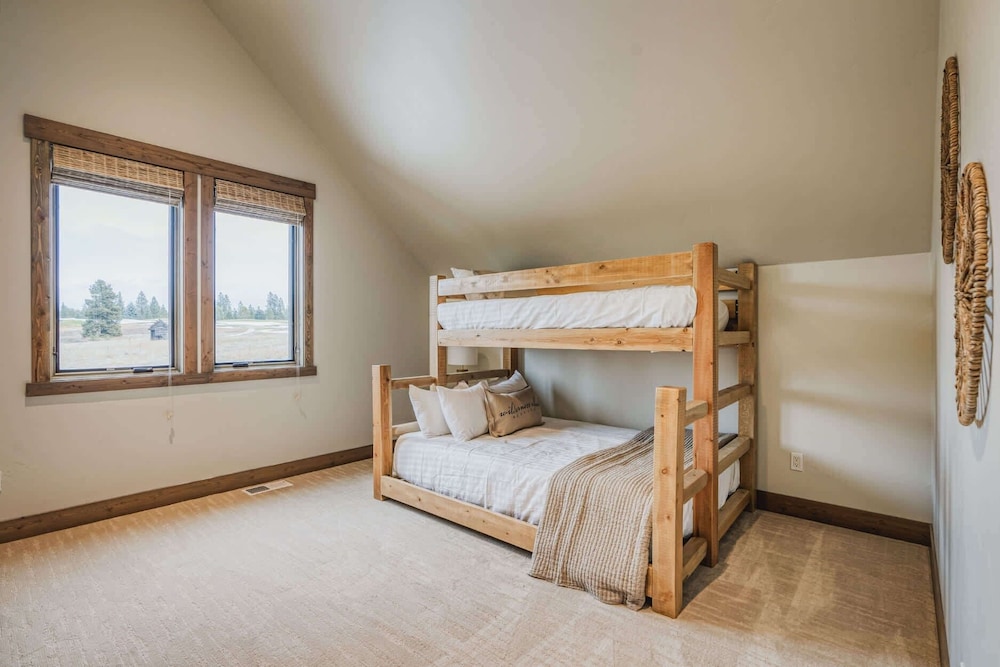 Wilderness Club Escape For 14!