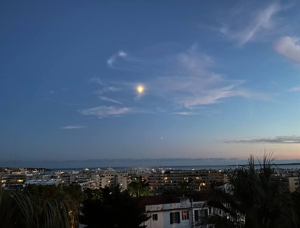 Apartment in Juan-les-pins Near Sandy Beaches