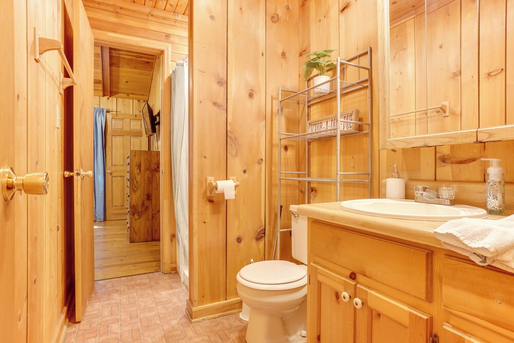 Private Hot Tub & Game Room: Cleveland Getaway