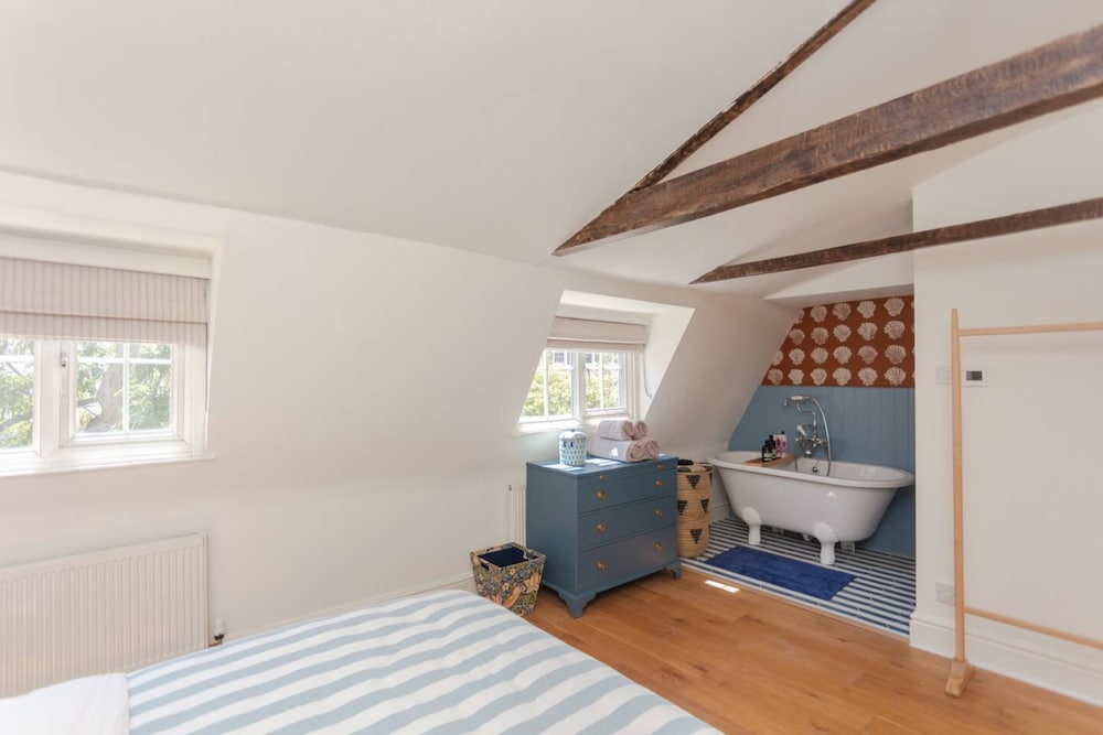 Stunning 2 Bedroom Apartment in the Heart of Chelsea