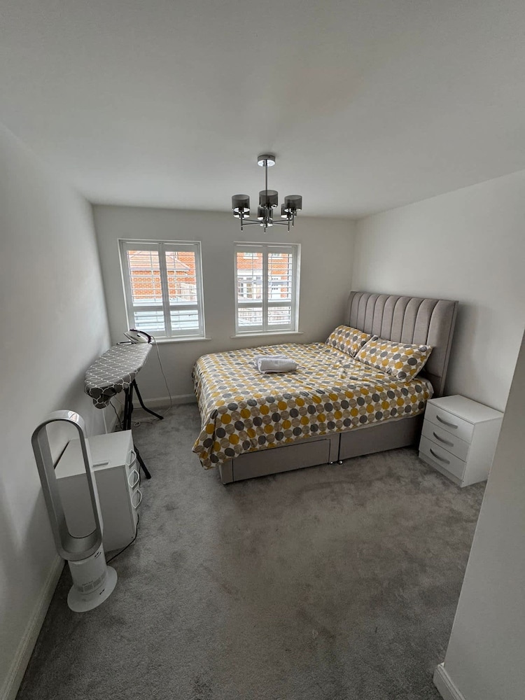 Luxurious Majestic 4 Bedroom- Free Parking