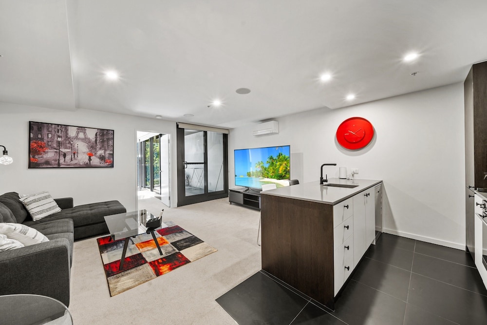 Central 1-bed Apartment With Pool