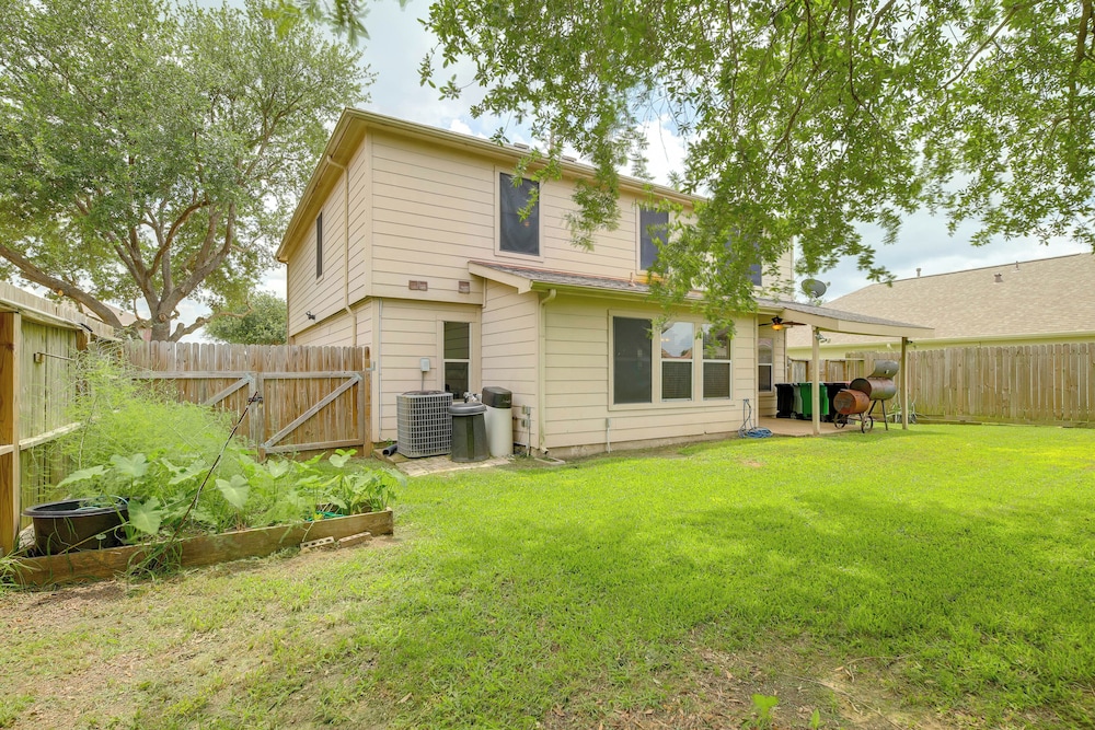 7 Mi to Downtown Baytown: Spacious Home w/ Yard