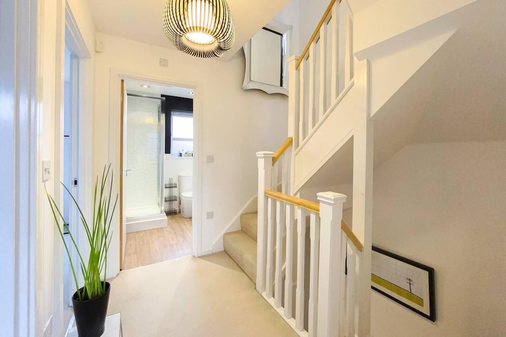 Stunning 4 Bed House With Cinema Room & Parking view 2