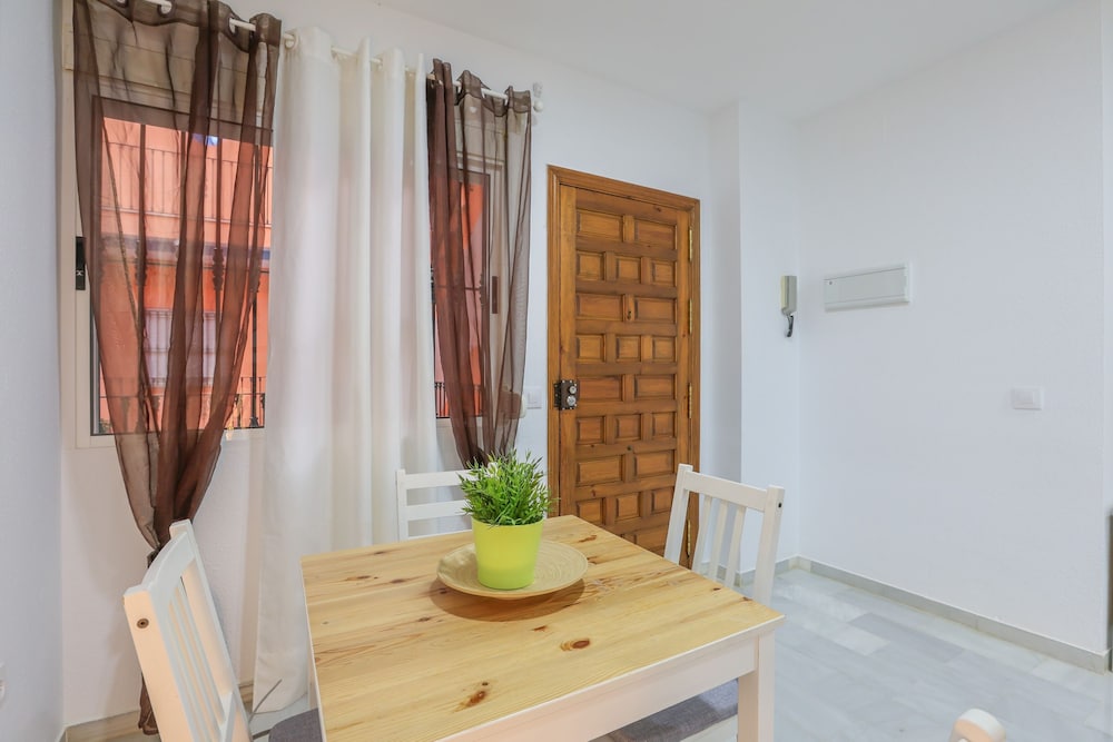 Divina in Sevilla With 1 Bedrooms and 1 Bathrooms
