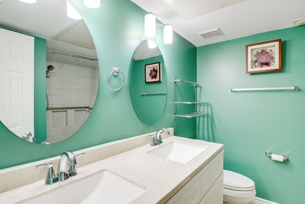 Walk to Beach: 1st-floor Unit w/ Pool in Melbourne