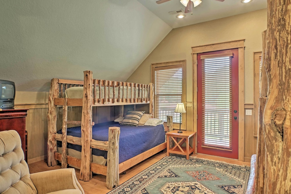 Guntersville Cabin w/ Fire Pit & Covered Porch view 4