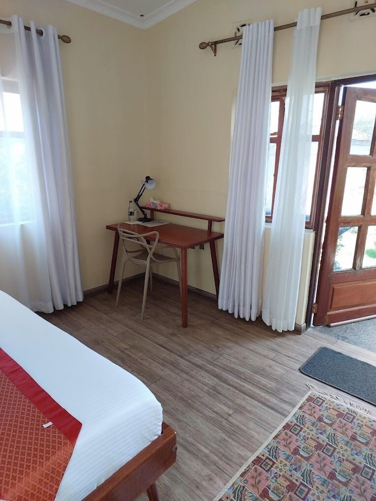 Emirishoi Cottages & Garden Bistro