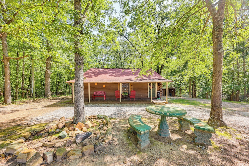 Arkansas Log Cabin Rental Near Lake Greeson! view 4