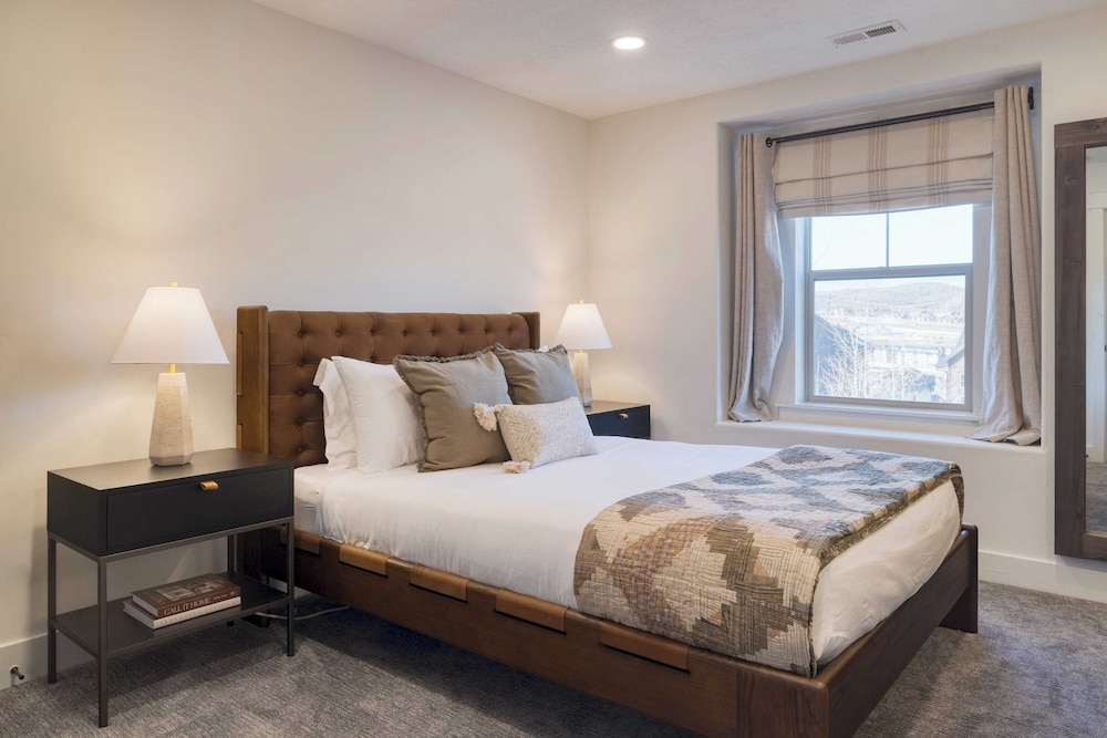 Abigail Drive Year-round Retreat w/ Hot Tub Near Trails + Historic Main St