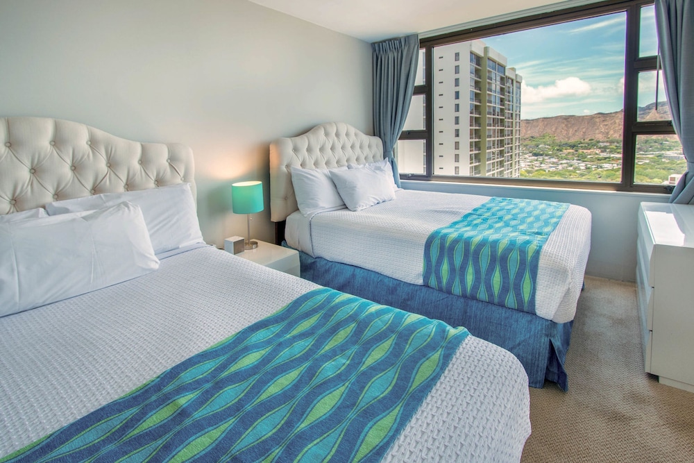 Waikiki Banyan - Ocean View Tower 1 Suite 3209 view 4