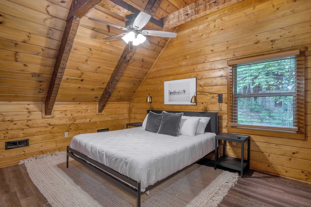 2 Cabins Game Room, Enclosed Porch, Hottub, Views Dudley I & II by Avantstay