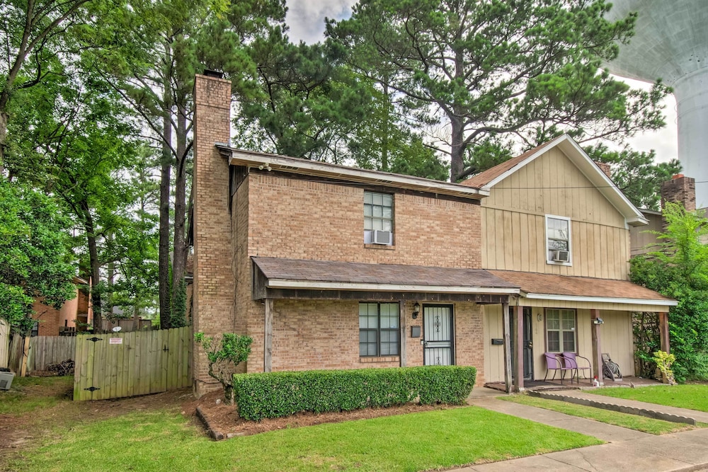 Modern Jackson Townhome ~ 6 Mi to Downtown!