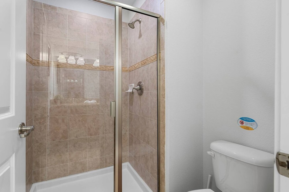 Amazing 4bdr Near Parks w Pool