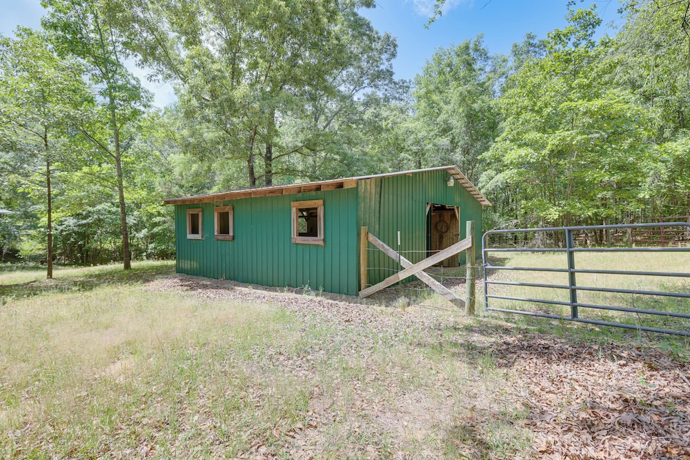 Charming Lawley Cottage: Deck, Fire Pit & Yard! view 5