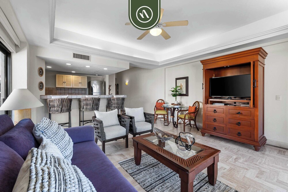 Beachfront 2 BR Condo - Beach - Pools - Tennis