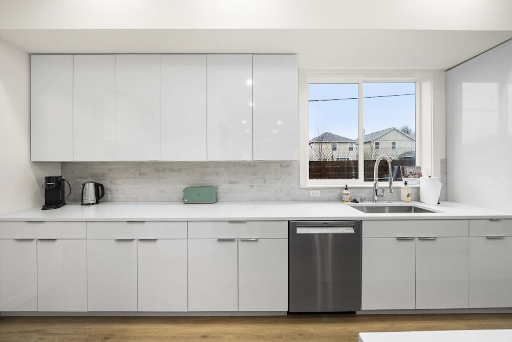 Brand New 5BR Home Fenced Yard Ample Parking